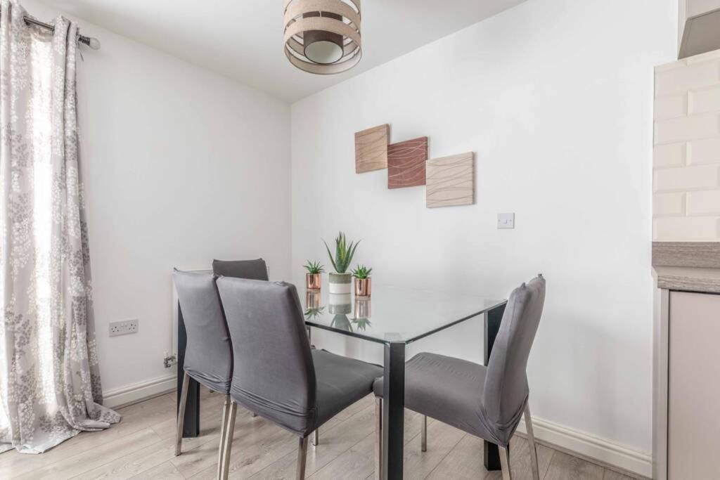 2 Bed & 2 Bath Cosy Apartment Slough- Free Parking Luaran gambar